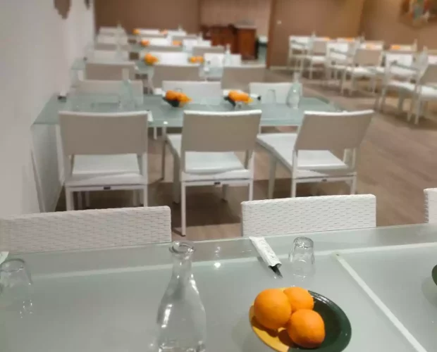 rangement des tables restaurant